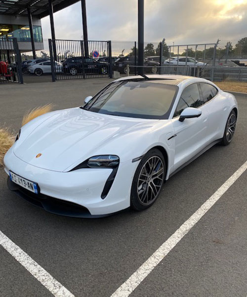 Taxi Limousine : transport VIP Porsche Taycan à Lyon (69) | Rhône-Alpes