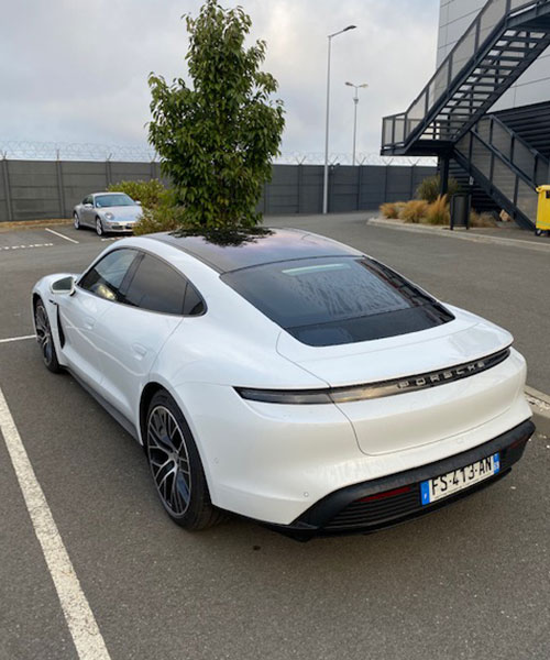 Taxi Limousine : transport VIP Porsche Taycan à Lyon (69) | Rhône-Alpes